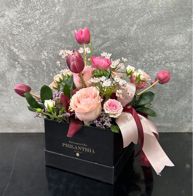 Σύνθεση σε κουτί με λογότυπο 